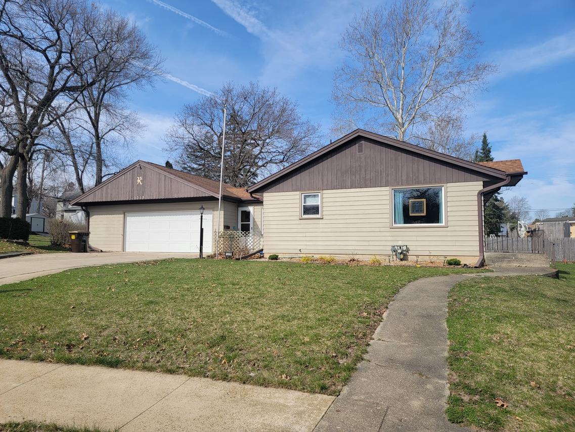 1319 Crestwood Dr., Freeport, IL 61032