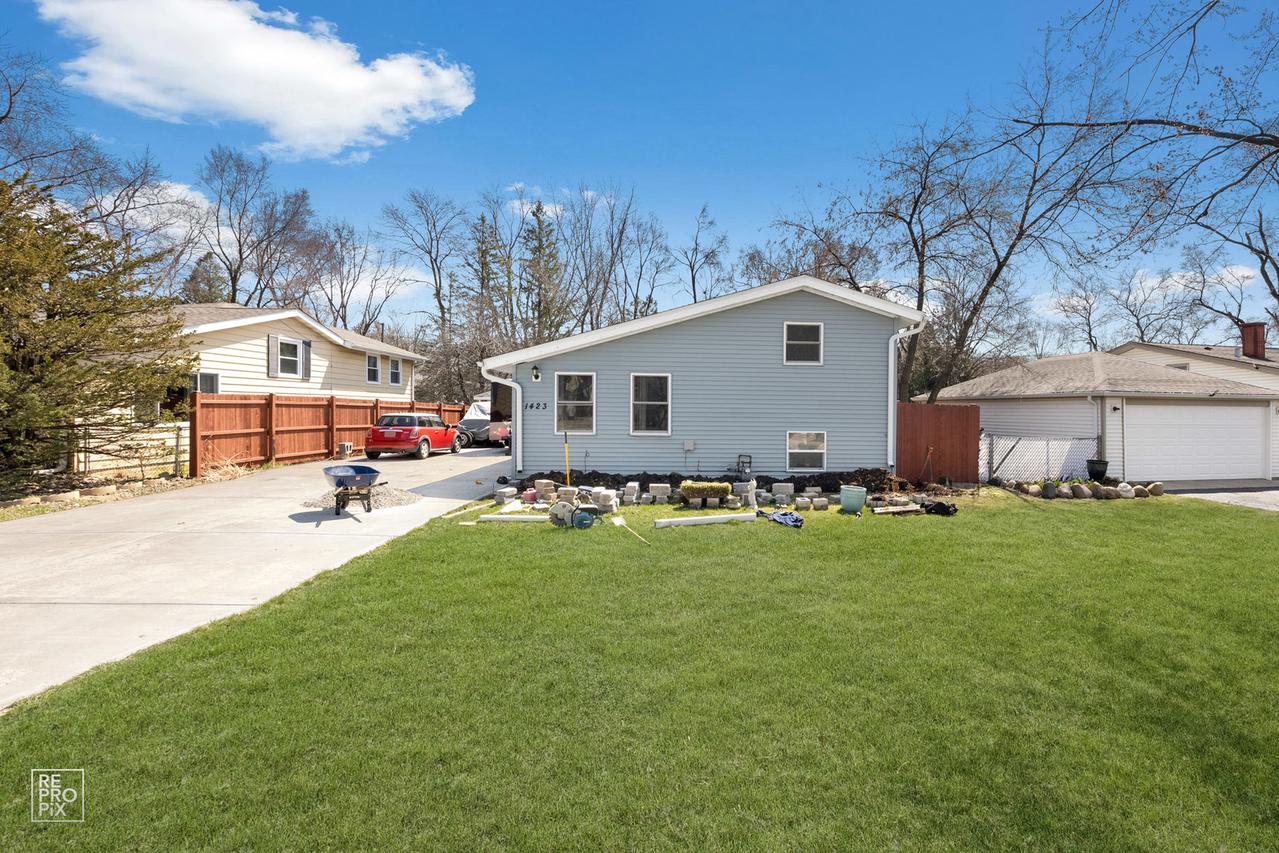 1423 Kings Rd., Carpentersville, IL 60110