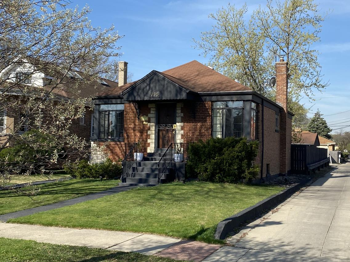 1235 N Elmwood Ave., Oak Park, IL 60302