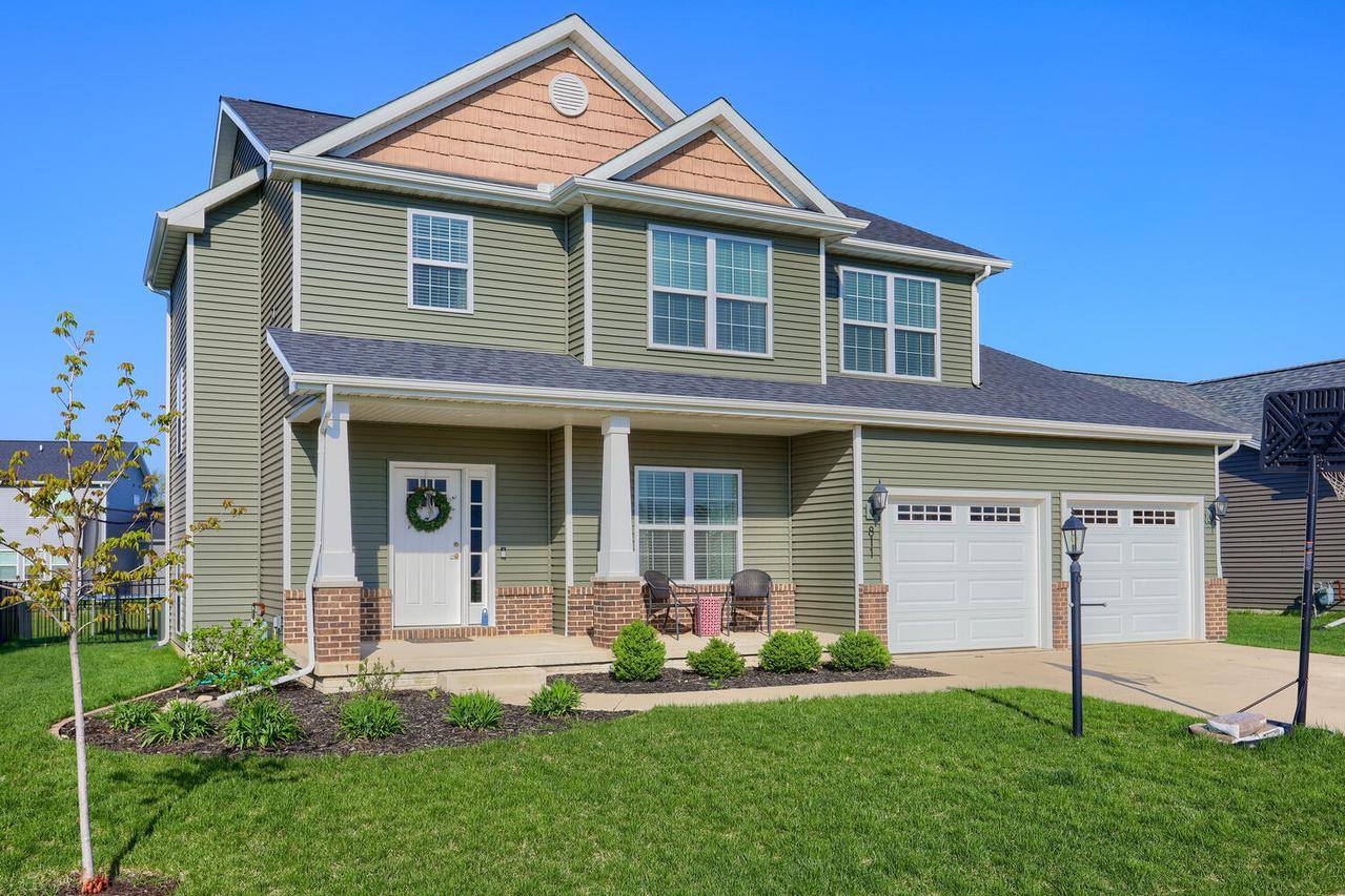 811 Cates Dr., Mahomet, IL 61853