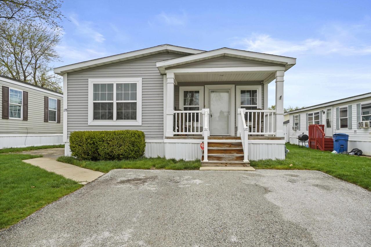 178 Carriage Ln., Sauk Village, IL 60411