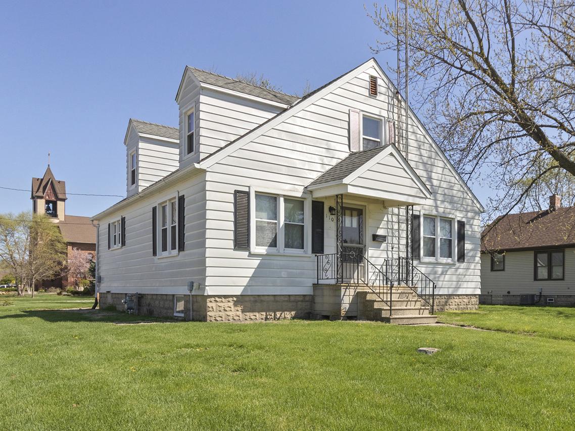 110 E Oak St., Coal City, IL 60416