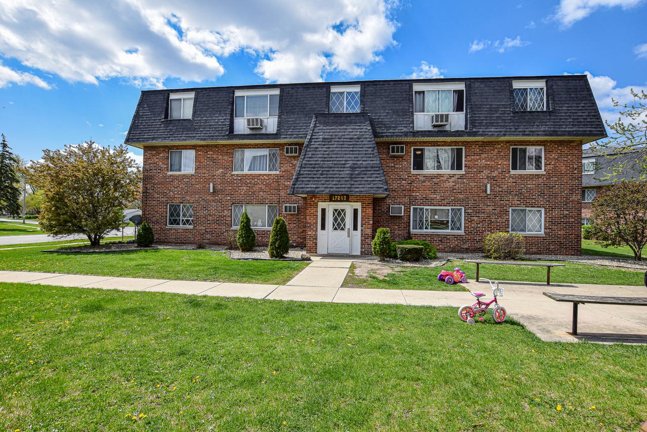17242 71st Ct. #10, Tinley Park, IL 60477