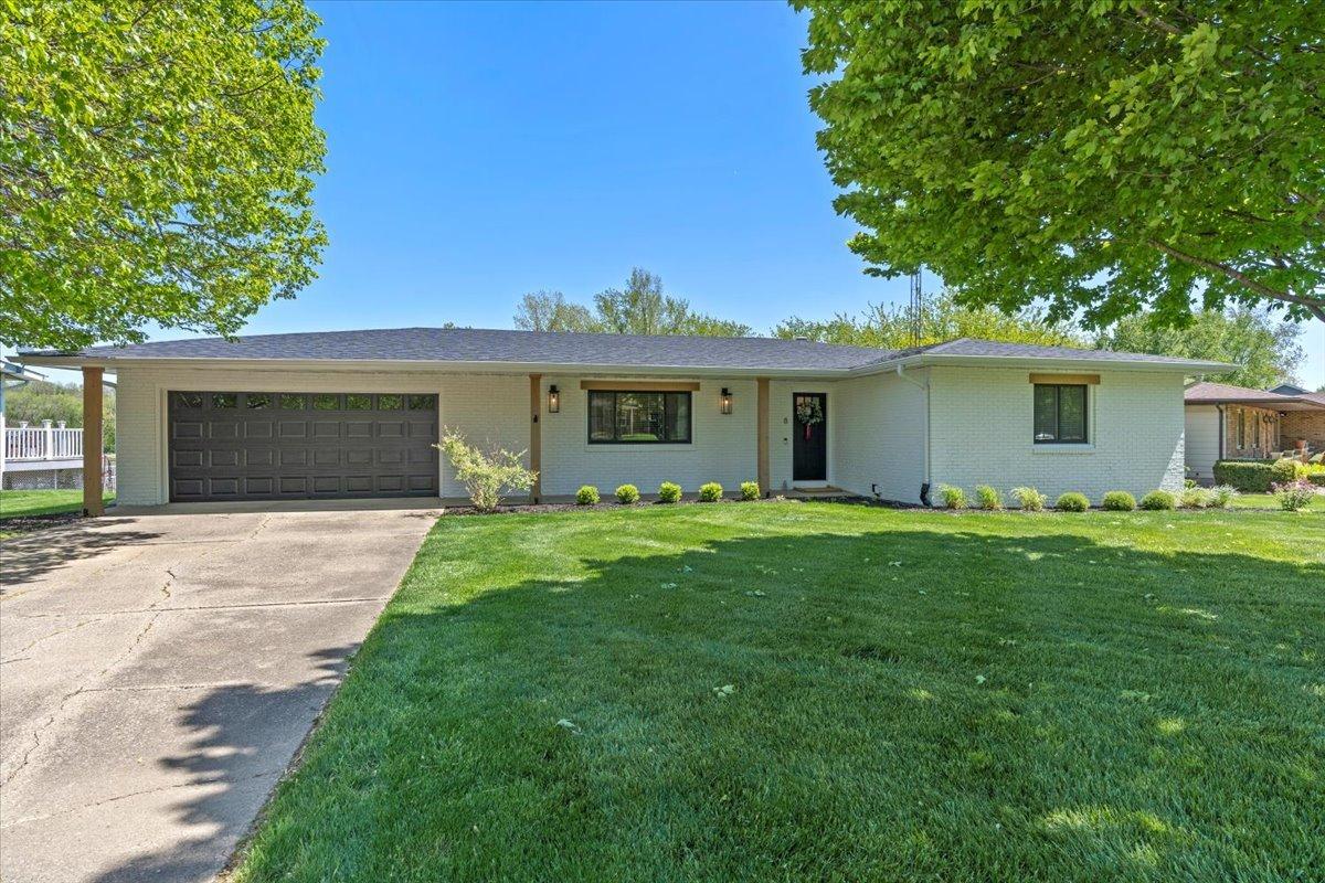 8 Birch Lake Dr., Sherman, IL 62707