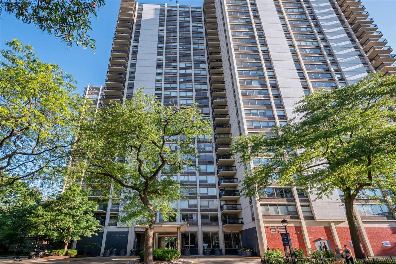 1360 N Sandburg Ter. #2108C, Chicago, IL 60610