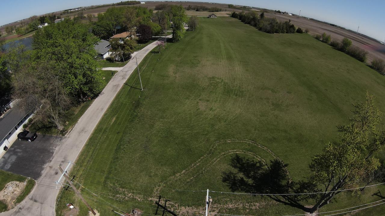 1 Lake Dr., Sibley, IL 61773