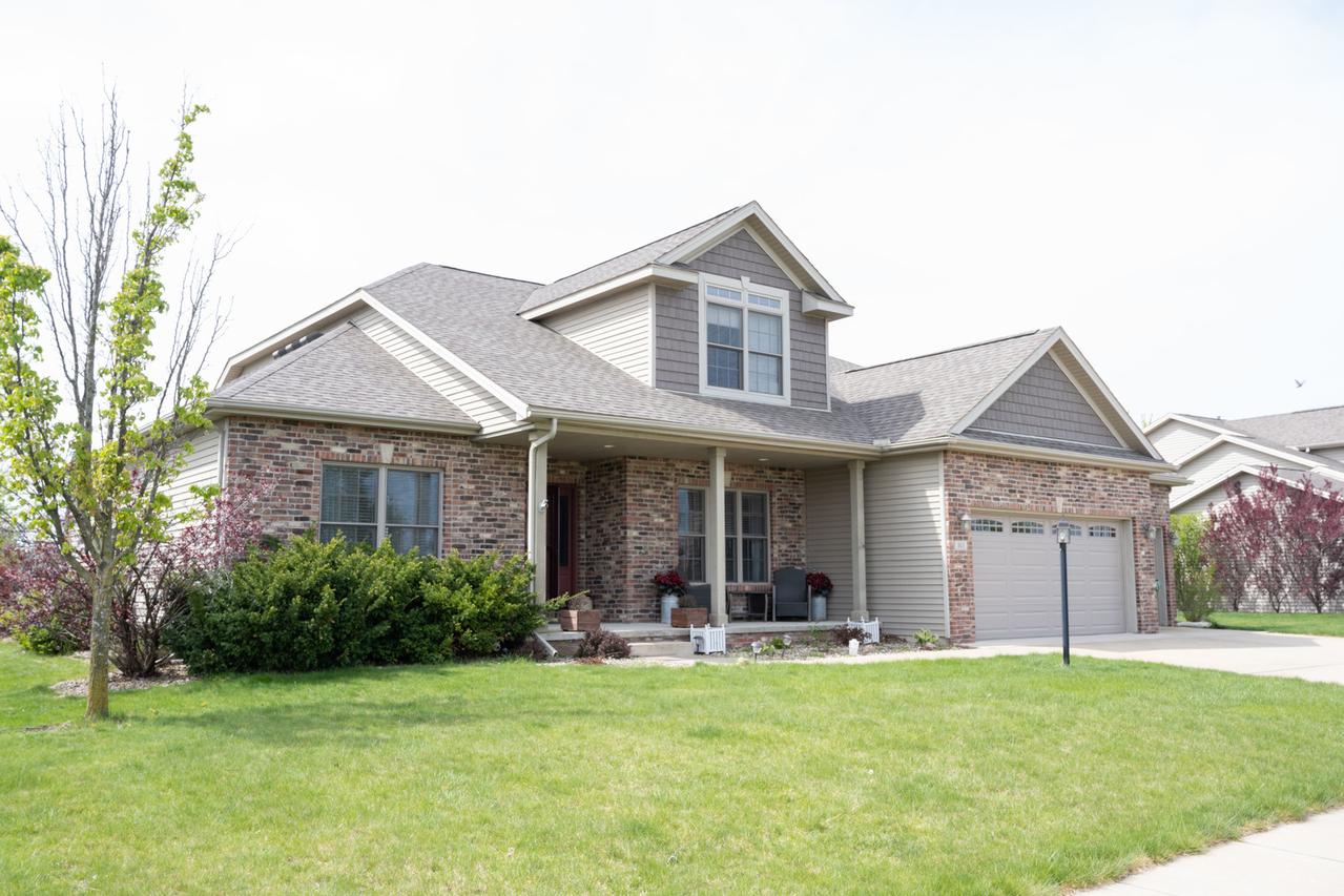 301 E Country Ridge Dr., Mahomet, IL 61853