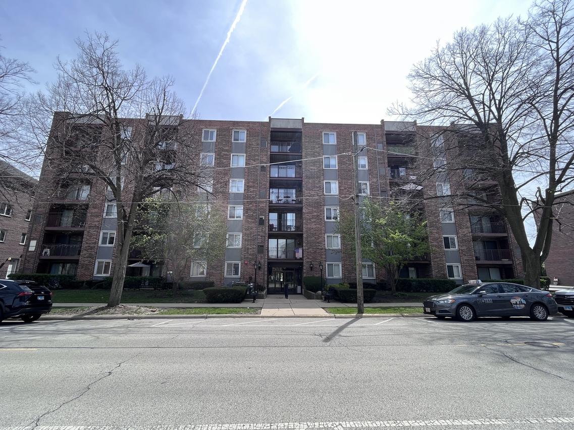 825 Pearson St. #5A, Des Plaines, IL 60016