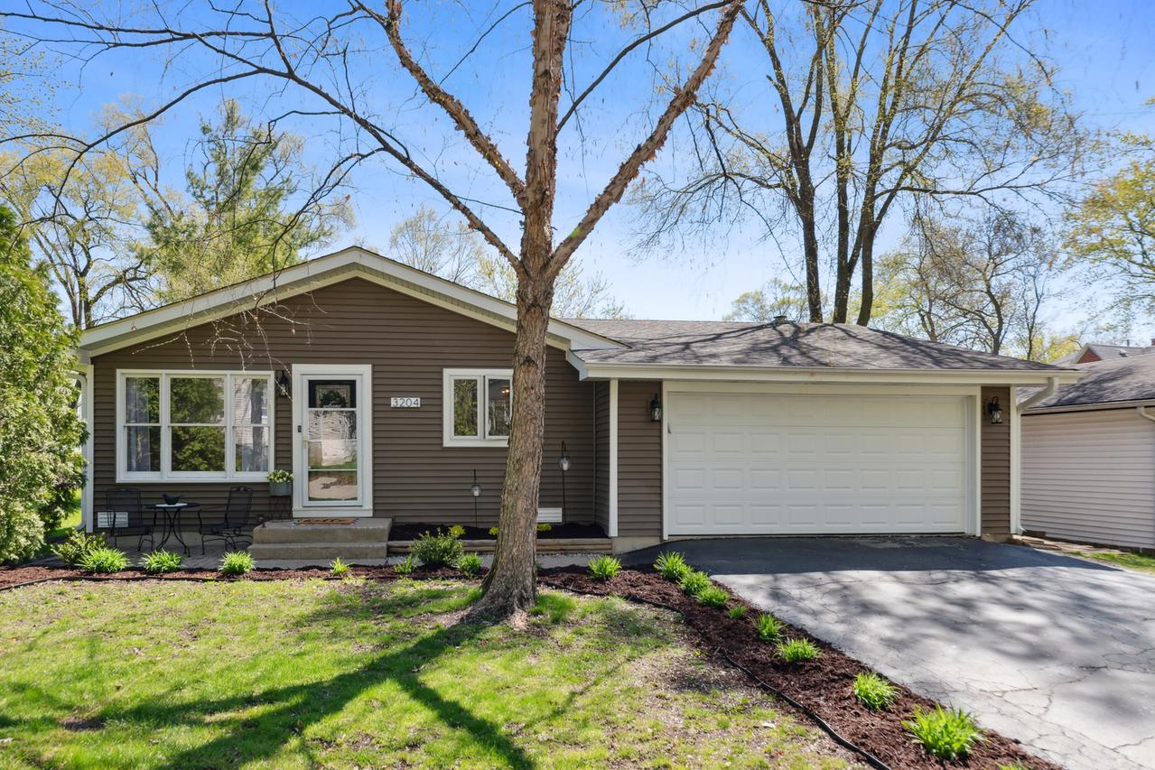 3204 Elm Ave., Island Lake, IL 60042