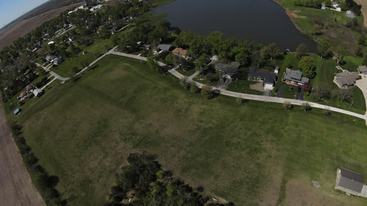 5 Lake Dr., Sibley, IL 61773