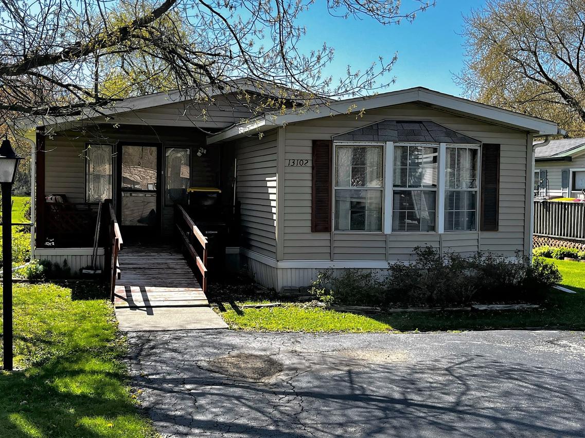 13102 Oaklawn Ln., Poplar Grove, IL 61065