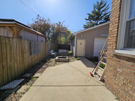 9640 S Utica Ave., Evergreen Park, IL 60805