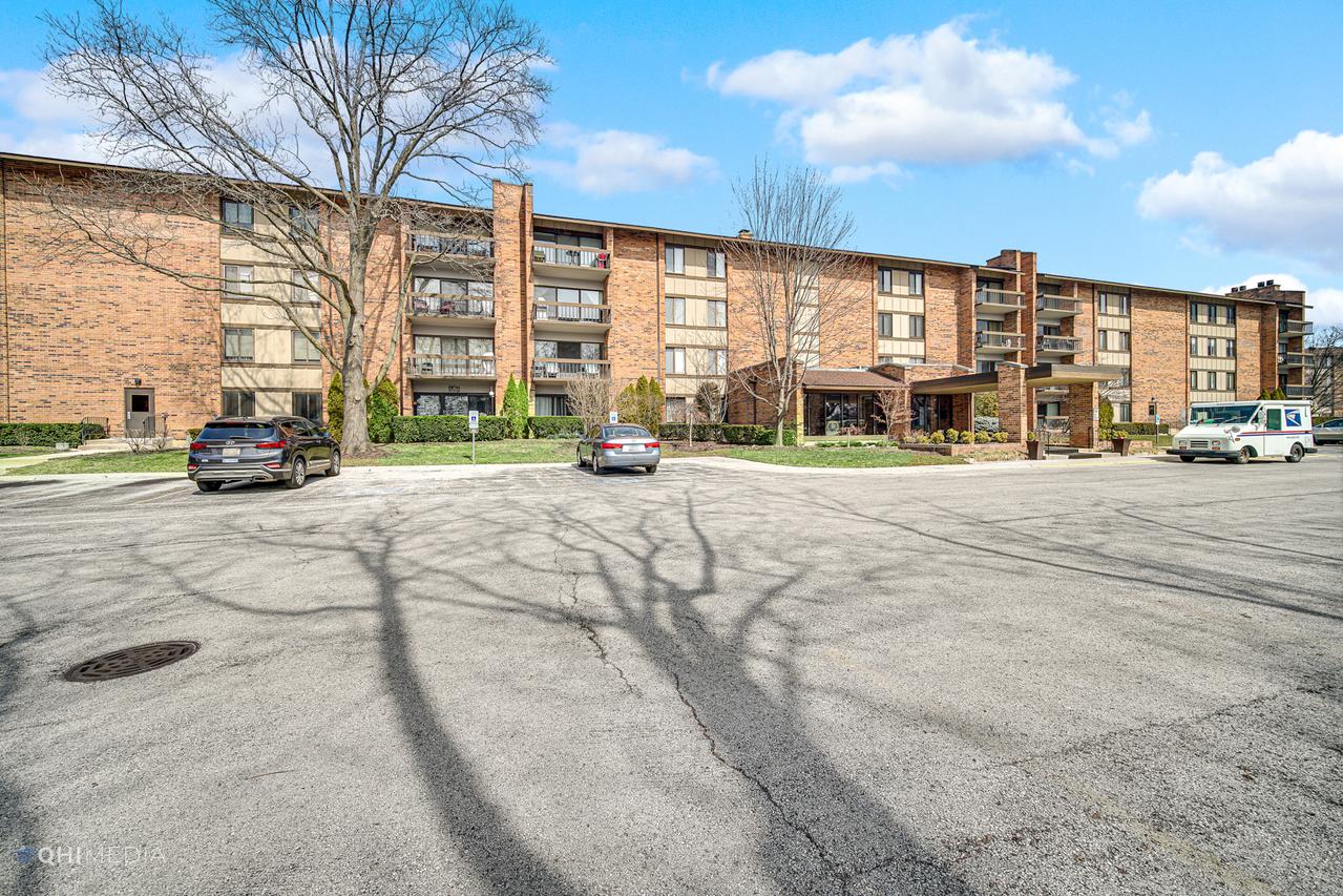 201 Lake Hinsdale Dr. #304, Willowbrook, IL 60527