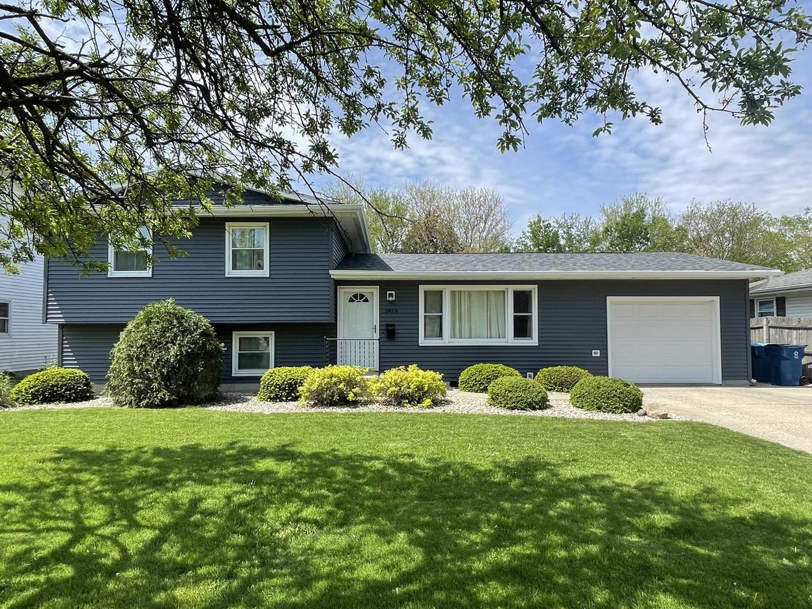 2418 Becker Dr., Peru, IL 61354
