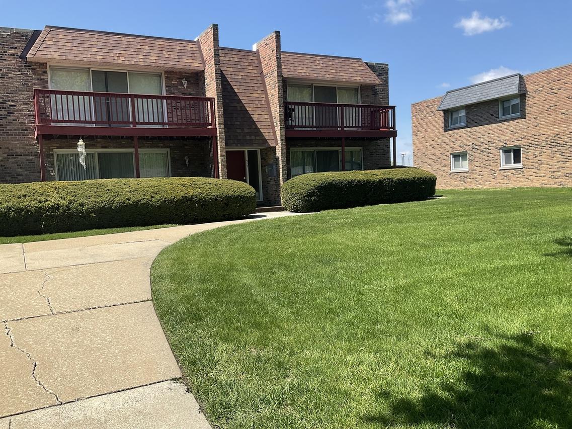 512 N Roberts Dr. #2E, Glenwood, IL 60425