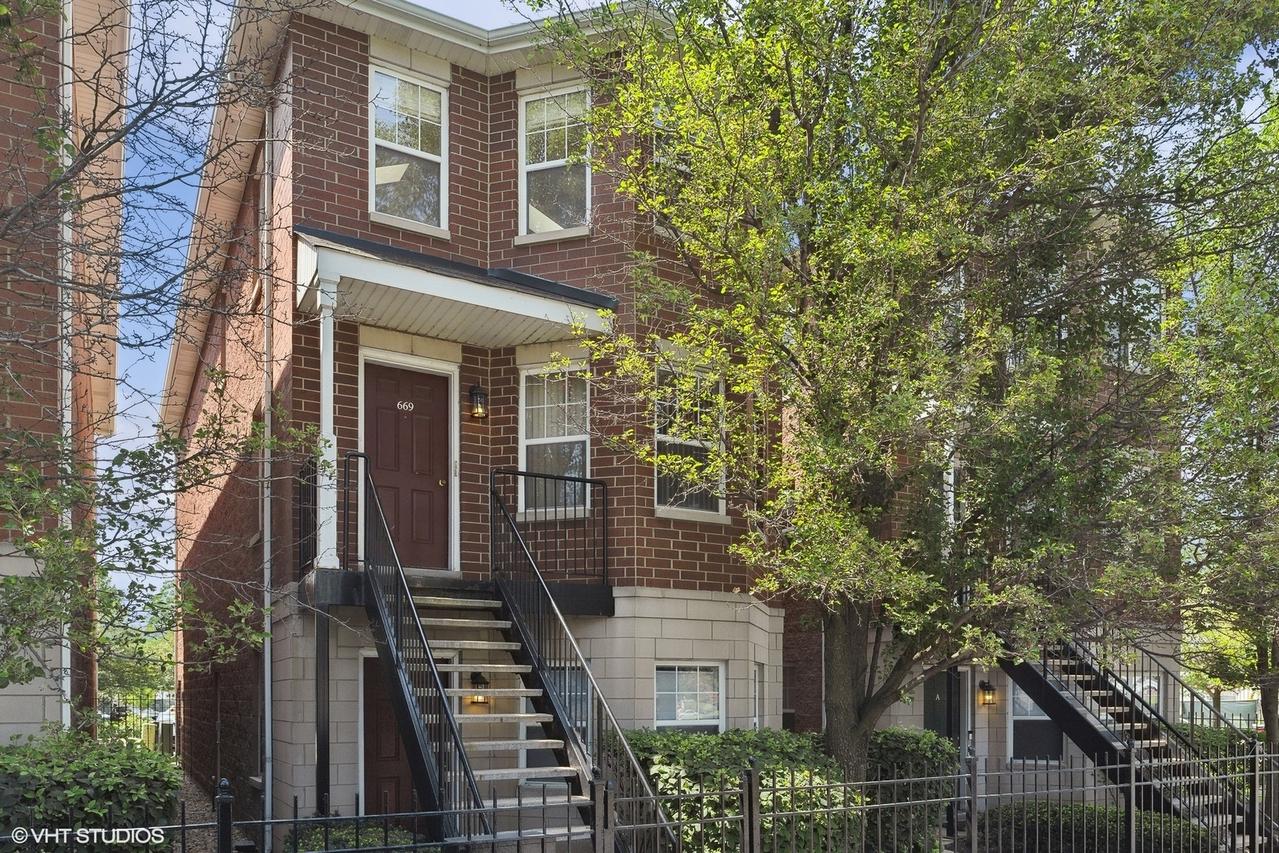 669 W Division St. #C, Chicago, IL 60610