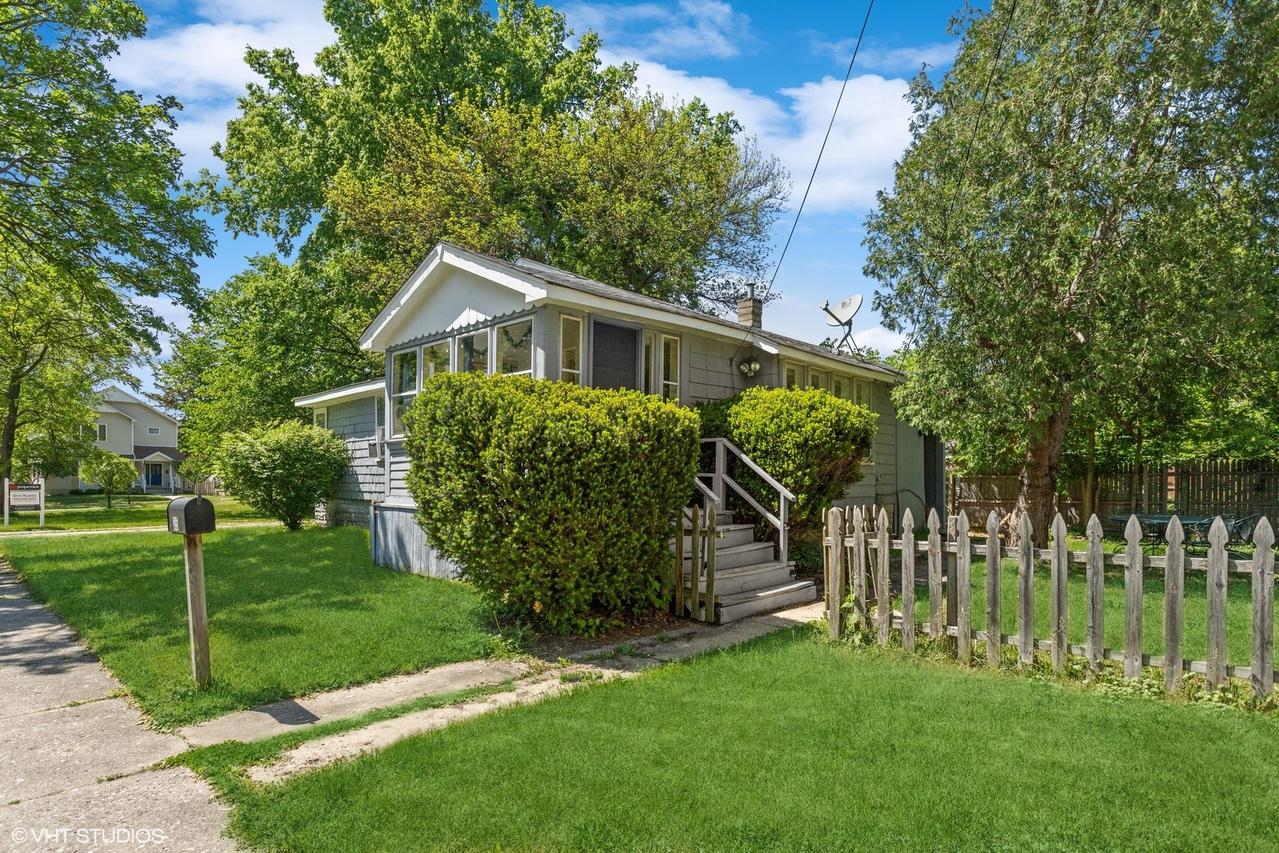 35 S Hudson St., Westmont, IL 60559