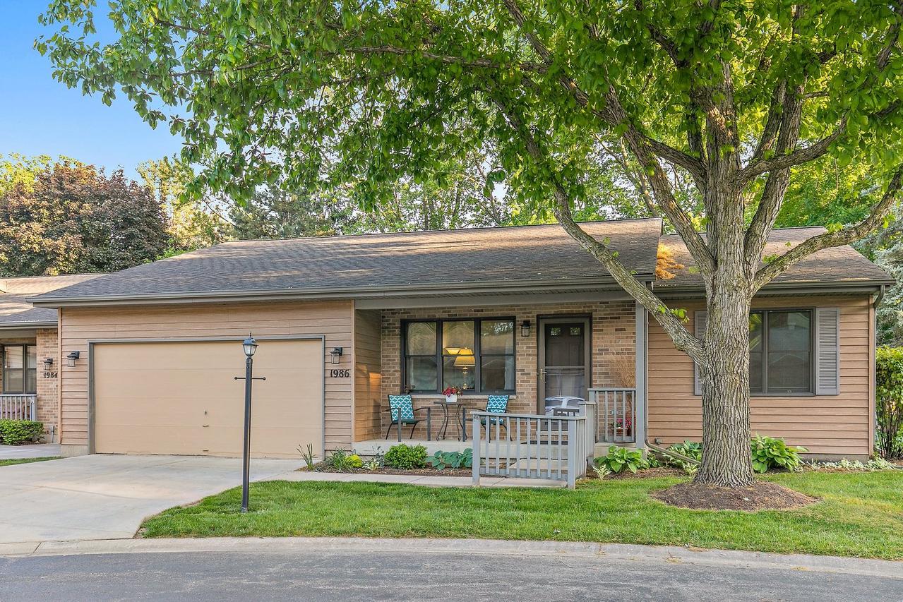 1986 Sandy Creek Dr., Elgin, IL 60123