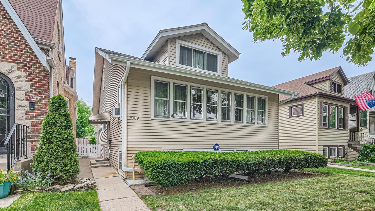 5709 W Warwick Ave., Chicago, IL 60634