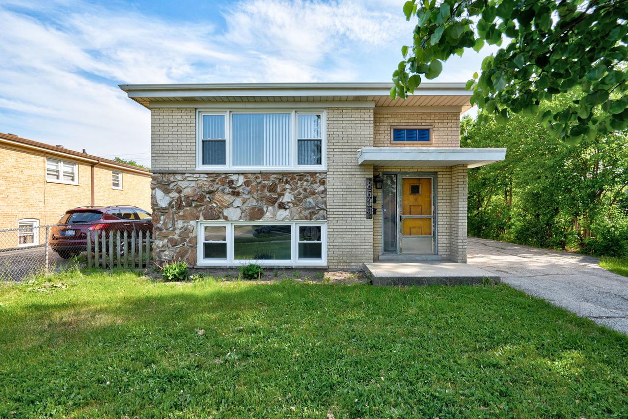 8639 44th St., Lyons, IL 60534