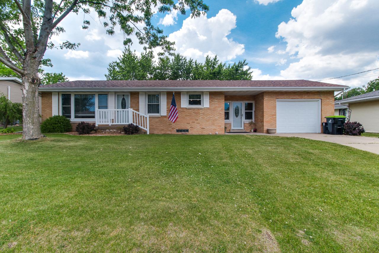 107 N 1st St., Roanoke, IL 61561