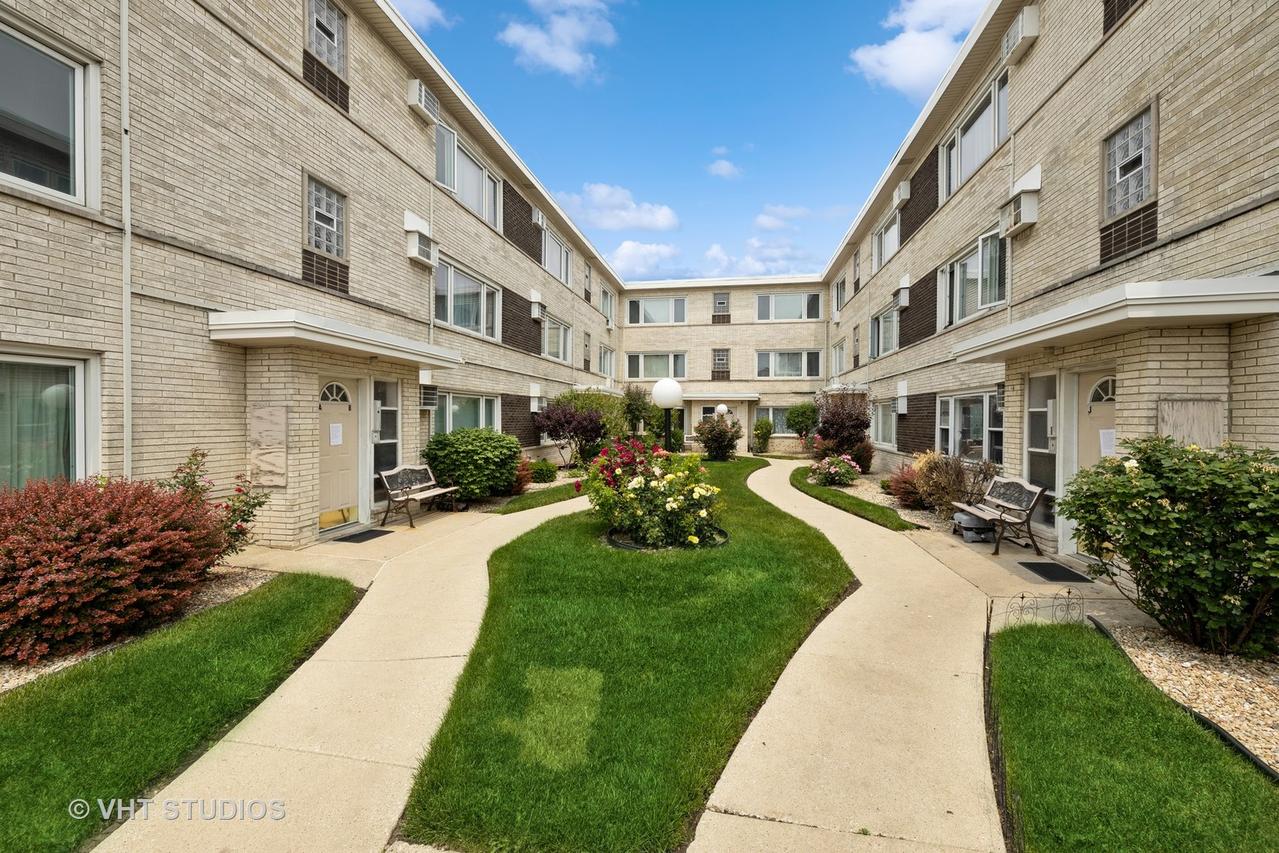 5850 W 55th St. #2D, Chicago, IL 60638