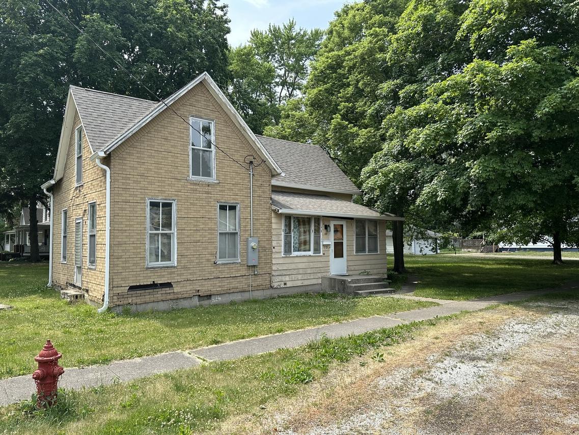 402 N Henson Rd., Villa Grove, IL 61956
