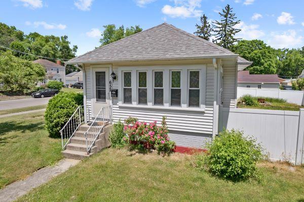 652 Bent St., Elgin, IL 60120