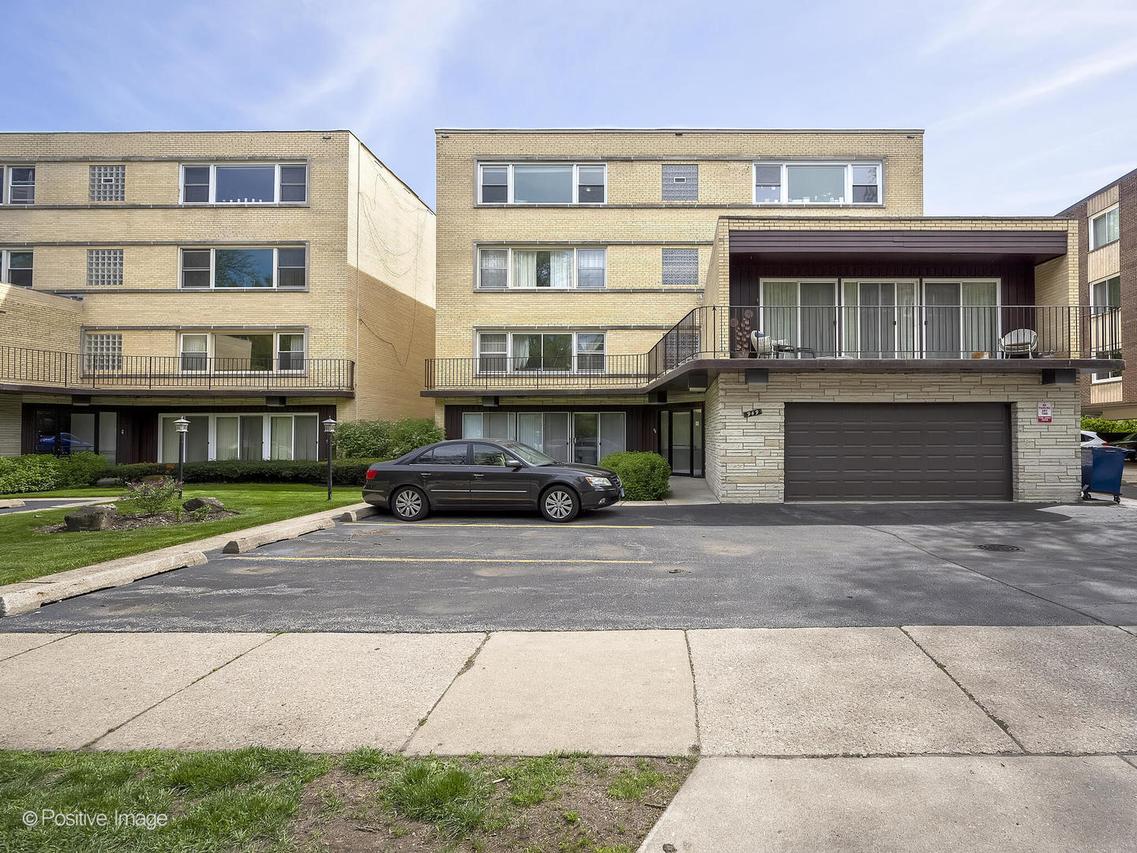 949 Pleasant St. #4AW, Oak Park, IL 60302