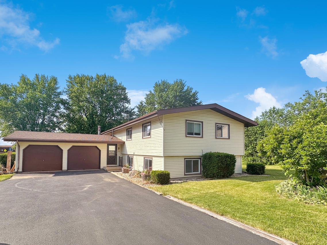 312 Church Ct., Dakota, IL 61018