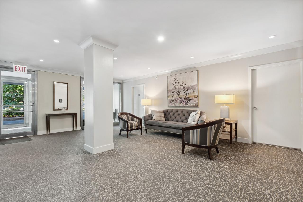 1440 Sheridan Rd. #202, Wilmette, IL 60091