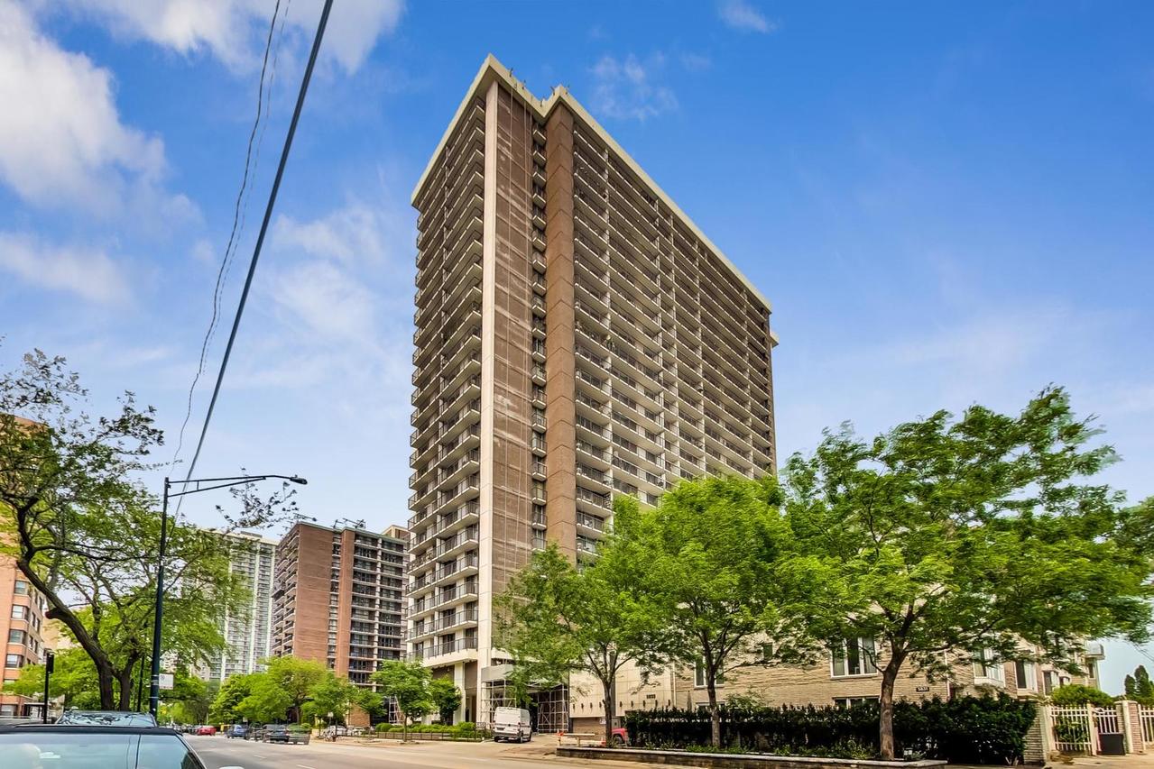 5855 N Sheridan Rd. #18D, Chicago, IL 60660