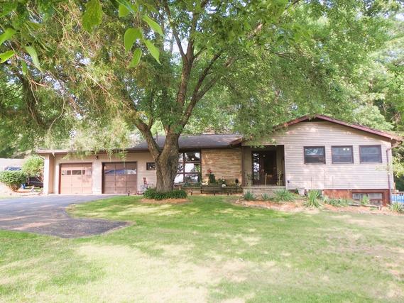 7927 S Walnut St., Dixon, IL 61021