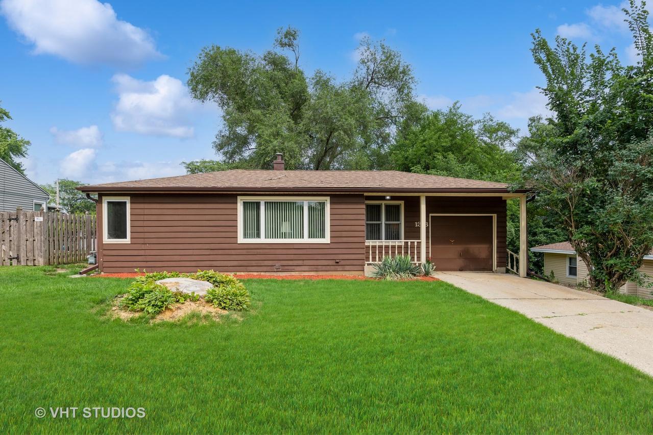 1318 Monroe St., Lake In The Hills, IL 60156