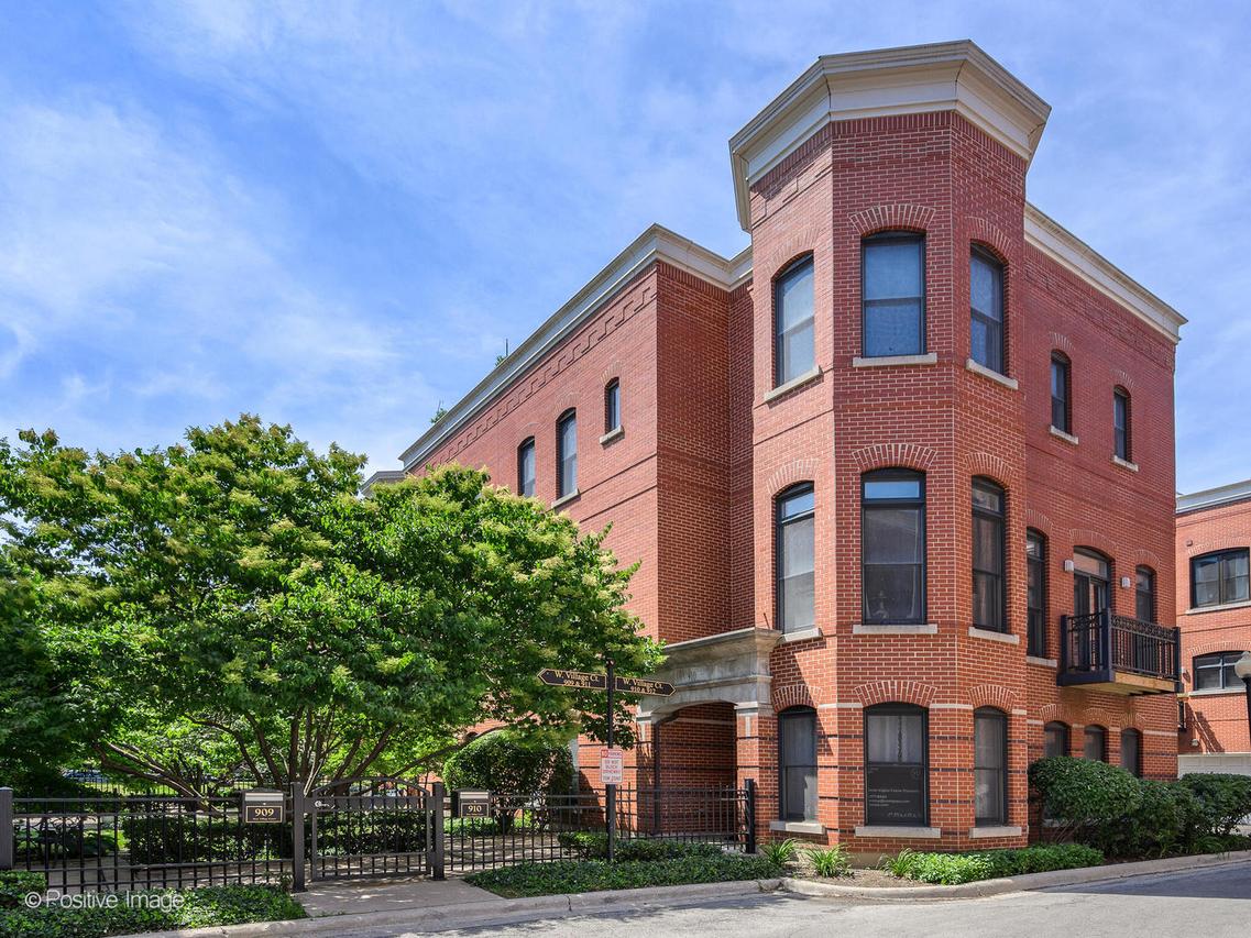 910 W Village Ct., Chicago, IL 60608
