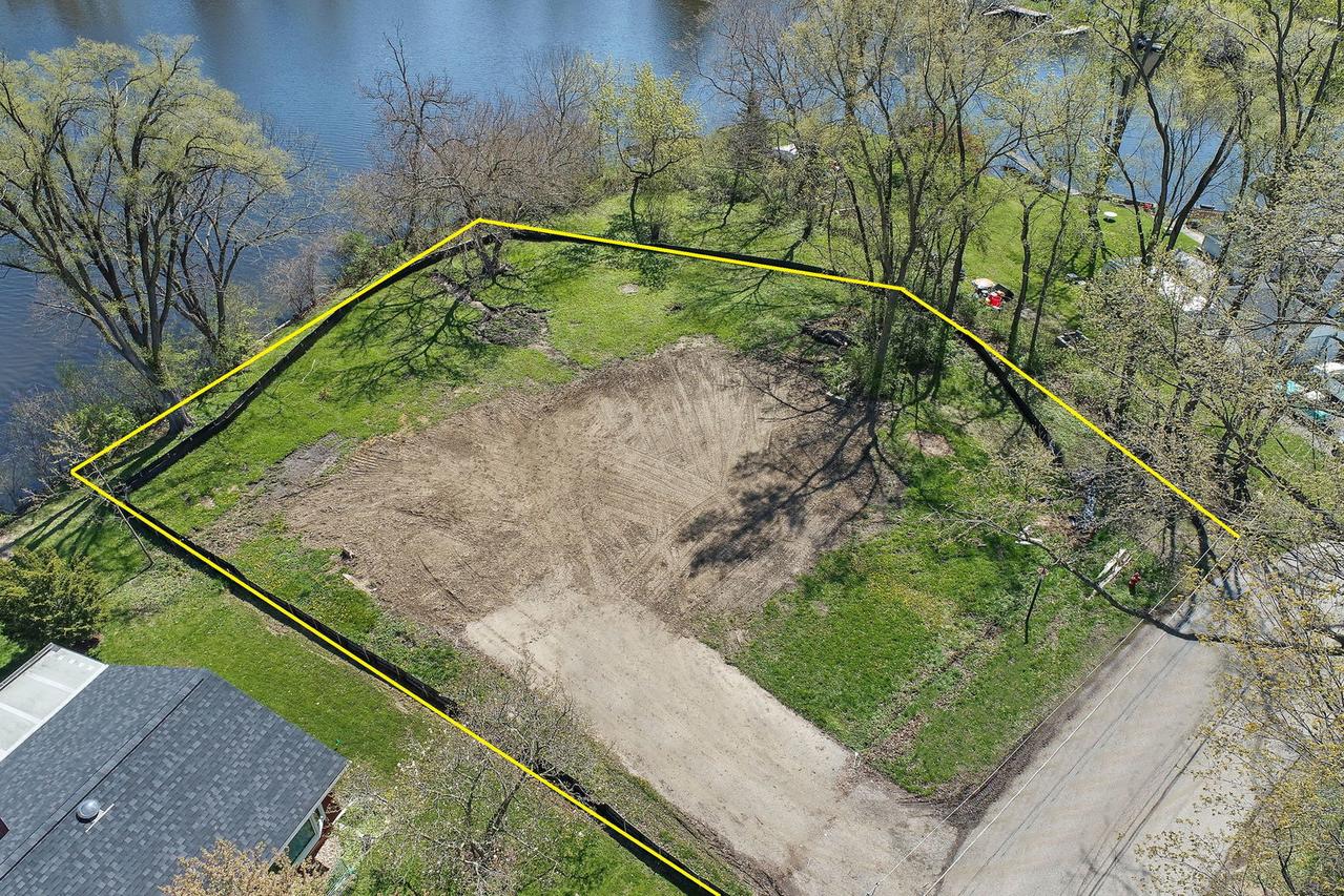 216 S Shore Dr., Island Lake, IL 60042