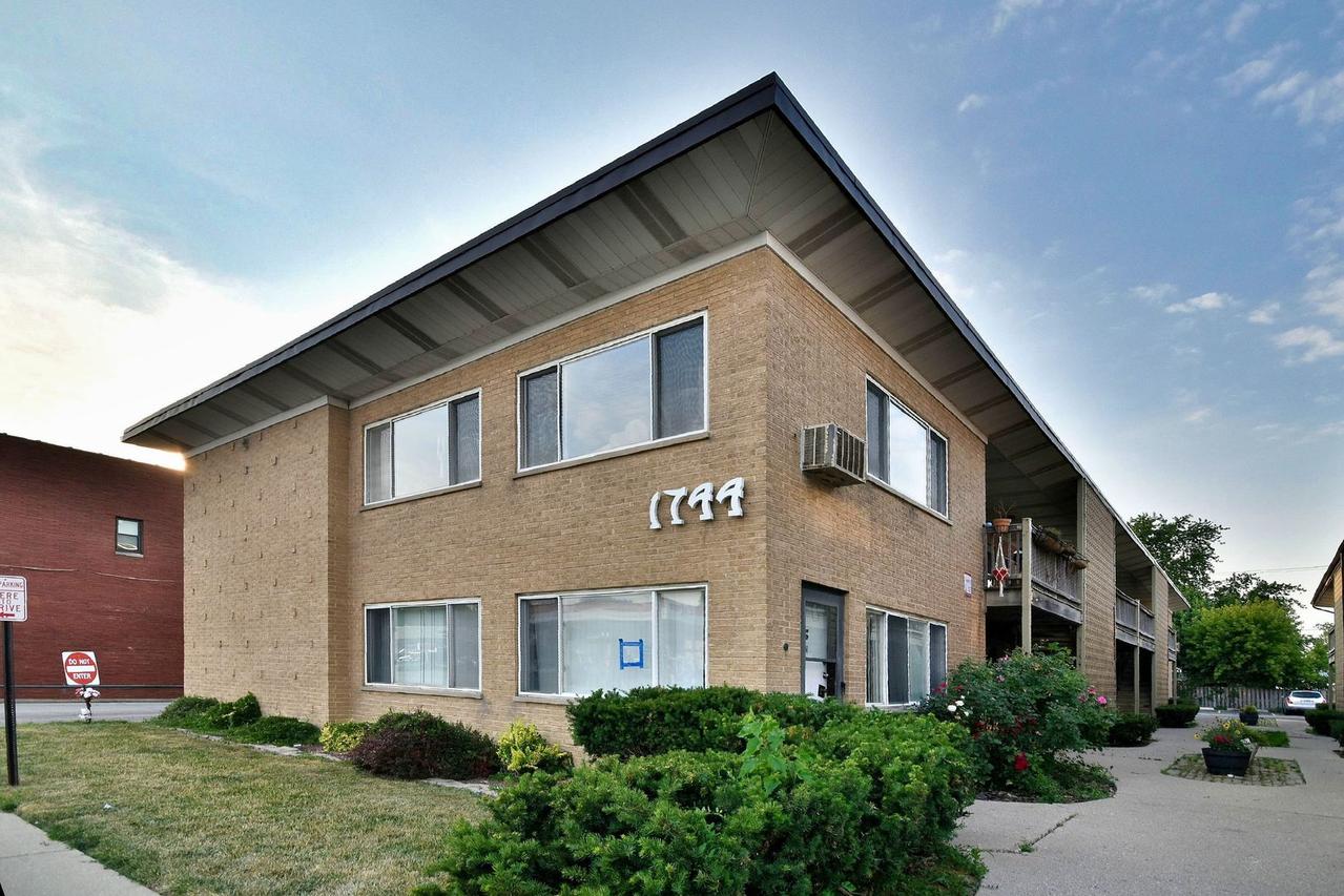 1744 E Oakton St. #204, Des Plaines, IL 60018