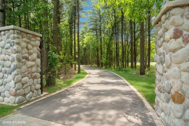 207 Woodhaven Ln., Barrington Hills, IL 60010