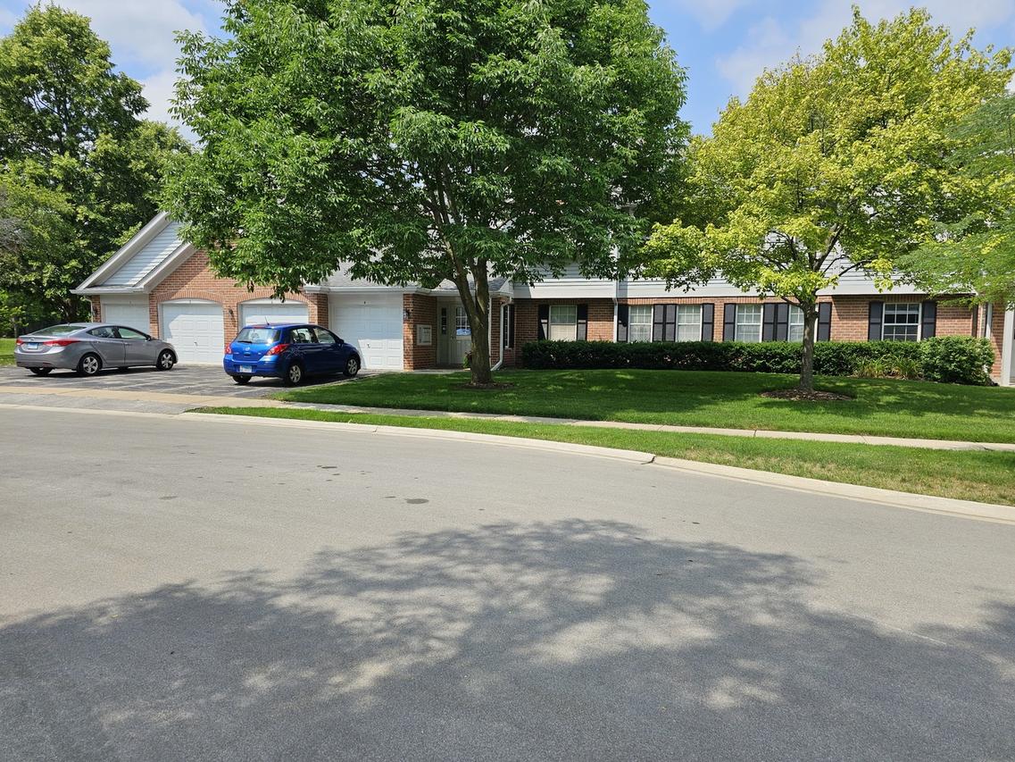 208 Columbia Ct. #1, Schaumburg, IL 60193