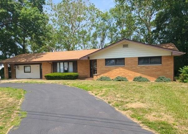 450 W Jefferson St., Arcola, IL 61910
