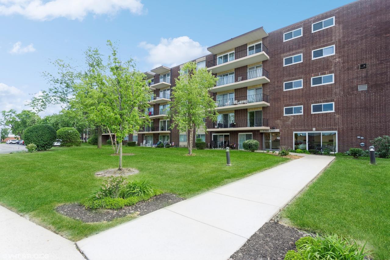 5300 Walnut Ave. #5E, Downers Grove, IL 60515