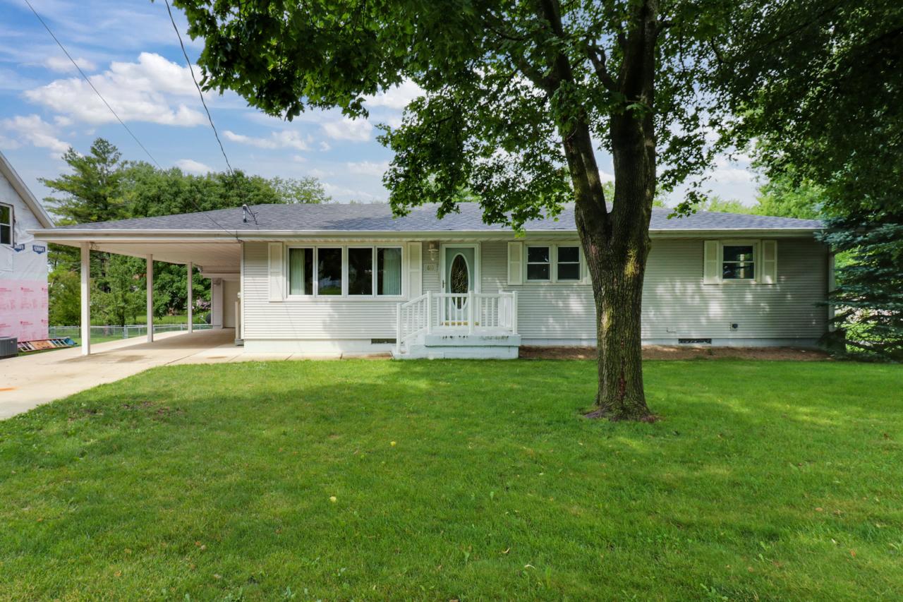 611 N Monroe St., Roanoke, IL 61561