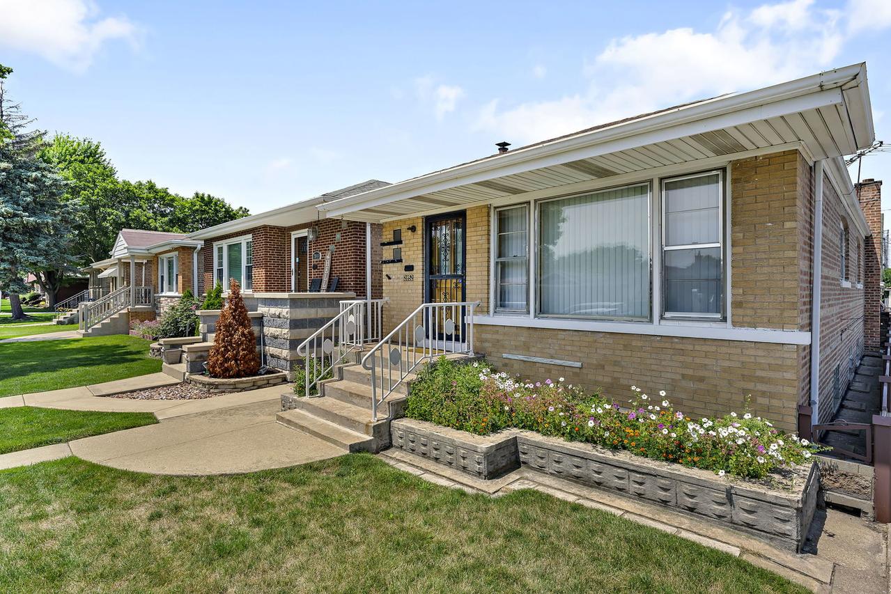 2852 E 97th St., Chicago, IL 60617