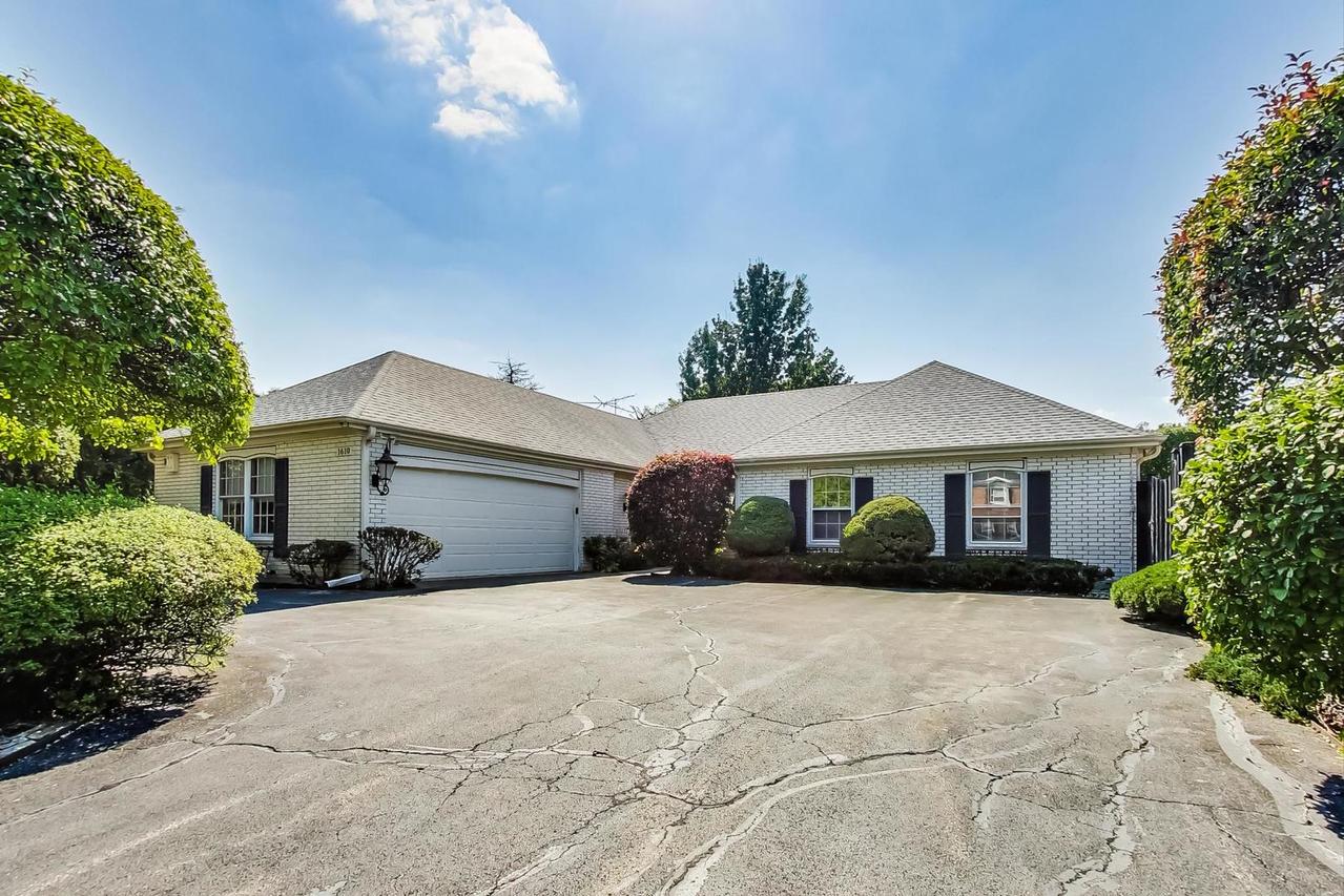 1610 Barry Ln., Glenview, IL 60025