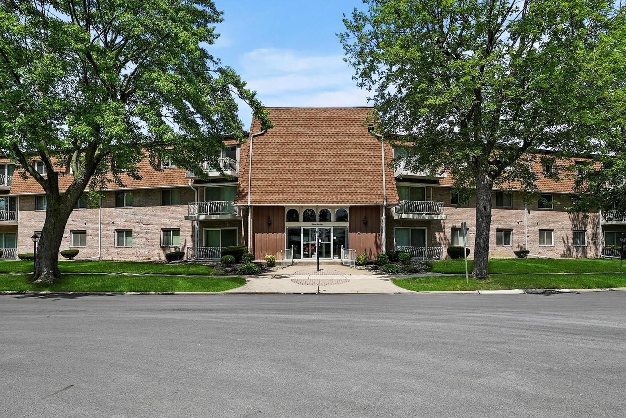 3240 N Manor Dr. #117, Lansing, IL 60438