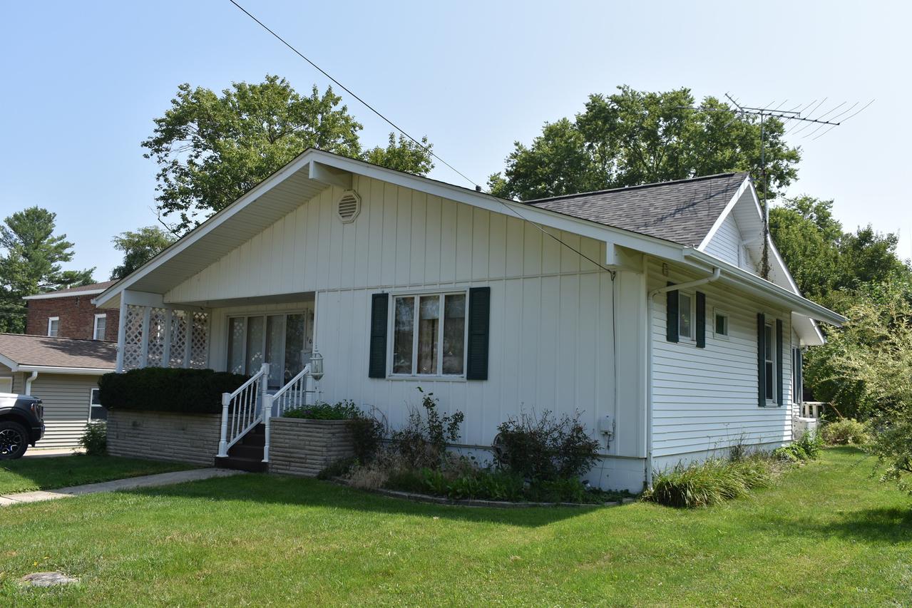 107 S 1st St., Roanoke, IL 61561