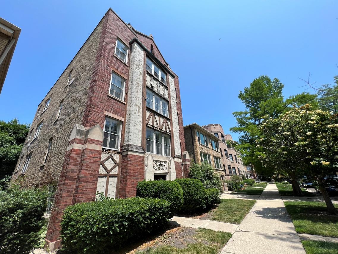 2720 W Greenleaf Ave., Chicago, IL 60645