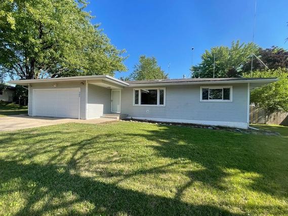902 Oeffling Dr., Mchenry, IL 60051