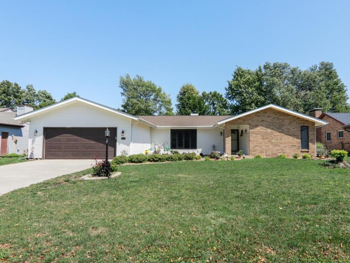 1802 Old Maple Ln., Savoy, IL 61874