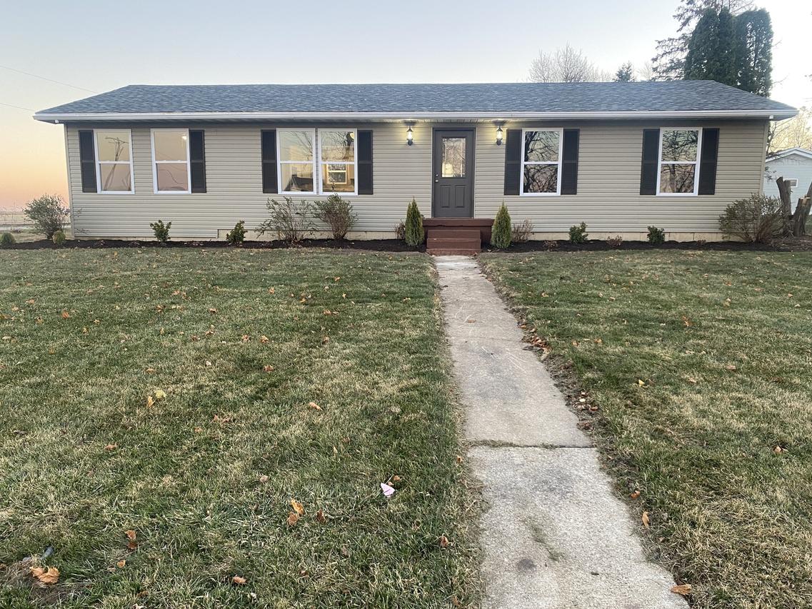 310 E Papineau St., St. Anne, IL 60964